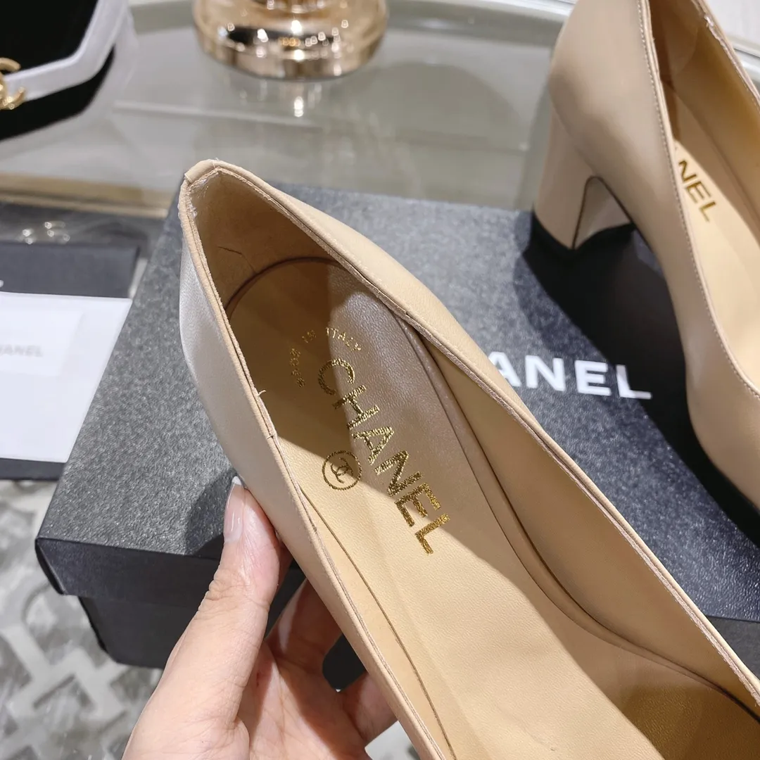 👟👟Ex-factory price 440👟👟 Chanel - Spring and summer classic color-blocked thick heel single shoes ⚠ Fashionable catwalk style ❤ Mixed splicing colors, empty toe style on the inside, 2.5cm thick heel with small logo embellishment, a fashionable interpretation! How to match the series to look good! Original customized wood-colored genuine leather outsole, imported sheepskin surface, goatskin lining for feet... 34-40 regular size (41.42.43 custom-made, non-returnable) 🎁Latest full set of packaging at the counter